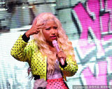 组图：麻辣鸡个唱粉丝强行上台 与保镖激烈扭打