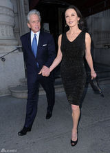 组图：道格拉斯紧握爱妻晒幸福 泽塔琼斯黑裙高贵