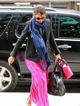 组图：霍尔姆斯携女过复活节 苏瑞穿公主裙快跑