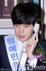 组图：朴海镇模范纳税 金荷娜刘仁娜美艳