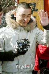 幻灯图集：韩国演员朱智勋入伍现场 为当兵做足准备