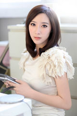 组图：赵子惠全新写真曝光 气质美女打造千面娇娃