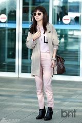 组图：金雅中宣传《神奇》飞上海 时尚亮相机场