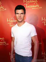 组图：暮光狼人蜡像遭撩衫秀腹肌 女星露腿献吻