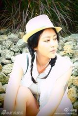 组图：郝蕾产后恢复身材曼妙 梳麻花辫似少女