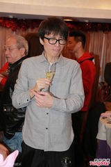 组图：黄子华新剧结局自掏腰包请客 热拥徐子珊