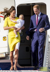 组图：凯特抱子随访澳洲 黄衣明艳狂风吹乱秀发