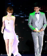 组图：柳岩紫罗兰裙玩“穿越” 搭档体育名嘴