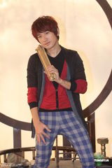 组图：后弦拍《杜老师》MV大玩穿越