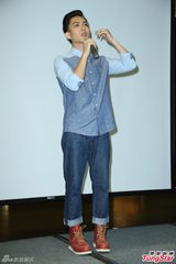 组图：林宥嘉出席新书签售 不承认与邓紫棋游学