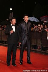 组图：金钟奖红毯寇世勋携儿子压轴亮相