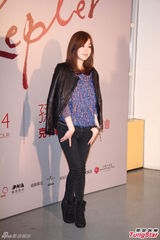 组图：孙燕姿橙发亮眼披黄金甲 许美静助阵