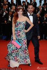 组图：菲比普莱斯亮相红毯 自撩花裙展异域风情