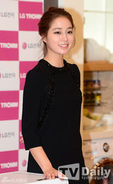 组图：韩星李珉廷出席粉丝签名会典雅高贵