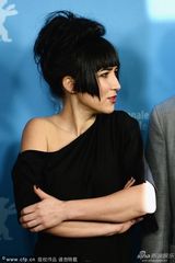 组图：柏林电影节众评委合影 梁朝伟微笑现身