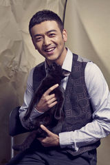 组图：杨烁写真演绎宠物情缘展硬汉柔情