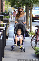 组图：帕克送爱女上幼儿园 双胞胎姐妹模样水灵