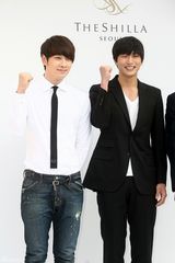 高清组图：金贤重李栋旭等出席郑俊河婚礼