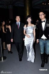 幻灯图集：赵雅芝牵手丈夫秀恩爱 钟丽缇秀身材 