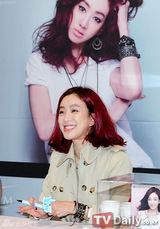 组图：韩星郑丽媛举办粉丝签名会时尚亲和