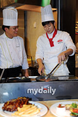 组图：韩星千正明担任一日厨师 亲自下厨做牛排