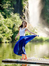 组图：邓燕歌怀旧大自然写真 娇俏清爽惹人怜爱