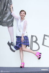 组图：郭采洁新专辑宣传秀美腿裙底险走光