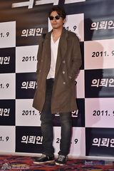 组图：金荷娜车太贤等助阵韩片《委托人》VIP首映式