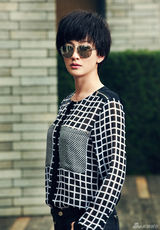 组图：李小冉红唇街拍写真 时尚干练尽显魅力