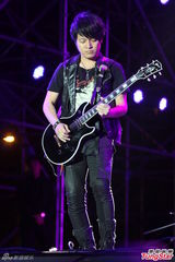 组图：五月天西岸音乐节开唱 女粉丝激动昏倒