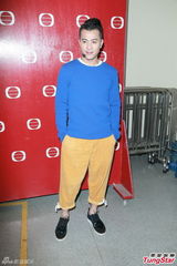 组图：张智霖录《奖门人》 伍咏薇周丽淇同场