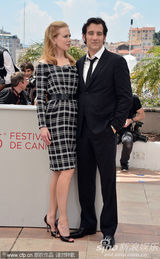 组图：妮可短裙现身新片记者会别样性感