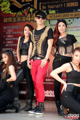 组图：吴建豪不惧跳水危险 盼能放假休息