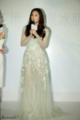 组图：张雨绮淡雅镂花长裙出镜 尽显女人味