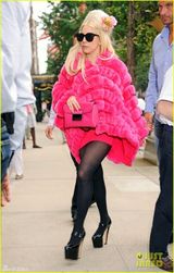 组图：Lady Gaga纽约购物头戴鲜花衣着鲜艳