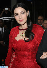 组图：莫妮卡-贝鲁奇火红蕾丝裙显女王霸气