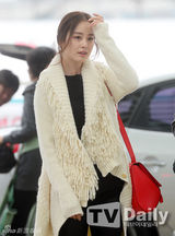 组图：金泰熙白衣紧身裤帅气现身机场飞上海