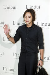 独家高清：张根硕撑品牌活动 少女时代允儿清纯