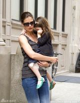 幻灯图集：凯蒂带女儿外出 苏瑞害羞栽老妈怀里