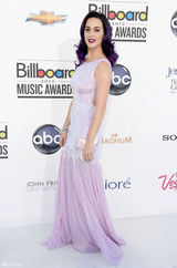 组图：凯蒂-佩里华服亮相公告牌音乐奖