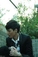 组图：冯铭潮校园写真电眼逼人 雅痞王子跃然画卷