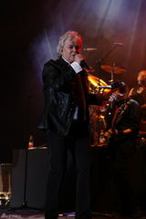 组图：空气补给乐队上海开唱 翻唱席琳-迪翁成名曲