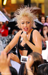 幻灯图：Lady Gaga泡面头再造经典 青面獠牙很聊斋