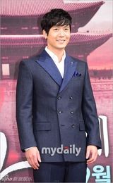 组图：徐宇宣传《帝王之女》裸色裙秀身材脸僵