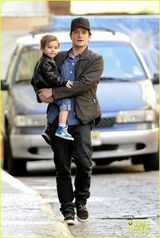 组图：奥兰多布鲁姆携妻抱爱子街头悠闲散步