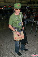 组图：谢贤戴红五星帽与胡枫等去旅行