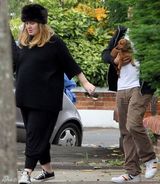 组图：阿黛尔挺大肚逛公园 男友抱小狗陪伴