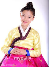 组图：《月亮抱着太阳》童星金有贞韩服写真庆新春