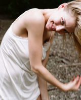 组图：牙缝超模史密斯自然系大片 大秀美背丰胸