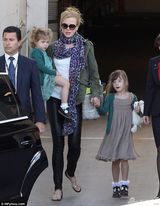 组图：妮可携女现身机场 小女儿长相甜美似妈妈